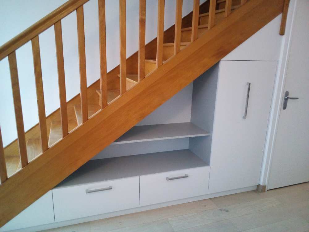 Rangement sous-escalier blanc et gris